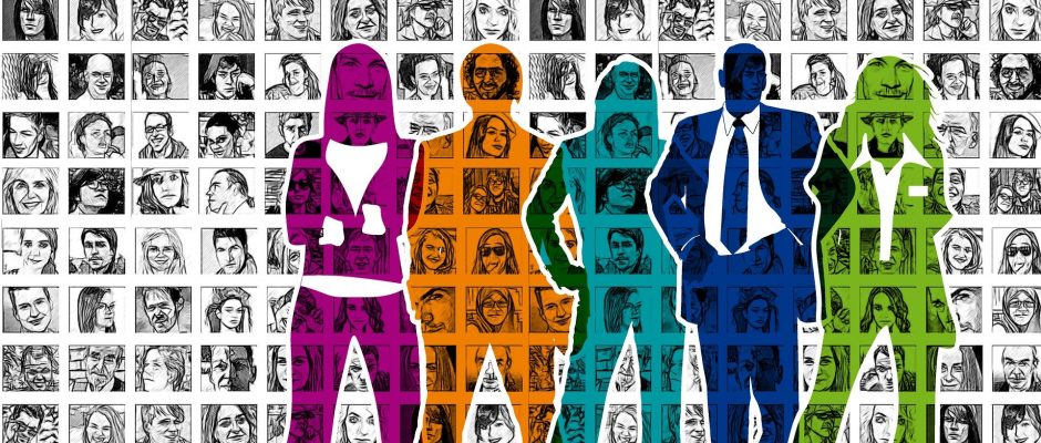 5 silhouette di uomini e donne di differenti colori su uno sfondo composto da tante cornici quadrate con dentro ritratti di volti differenti