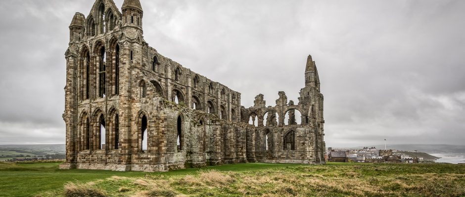 In foto le rovine dell'abbazia gotica di Whitby